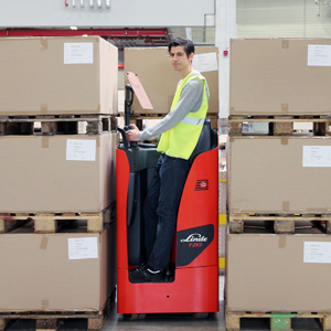 Foto Linde Material Handling lanza sus nuevos vehículos de conductor incorporado.
